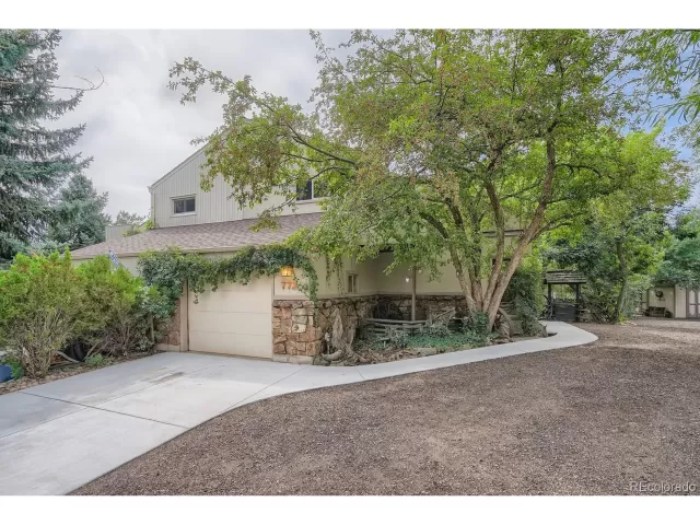 MLS: 3978595 Condo For Sale