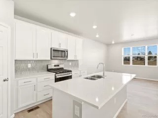 Photo #5: 4116213 Listing