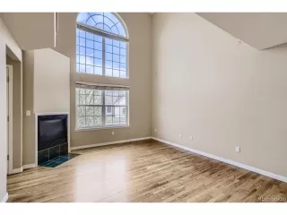 Photo #5: 4406772 Listing