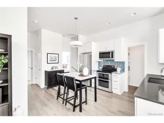 Photo #6: 4524569 Listing