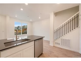 Photo #6: 4579881 Listing
