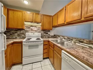 Photo #6: 4591093 Listing