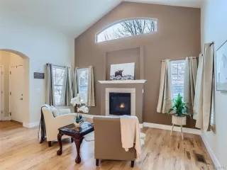 Photo #5: 4858194 Listing