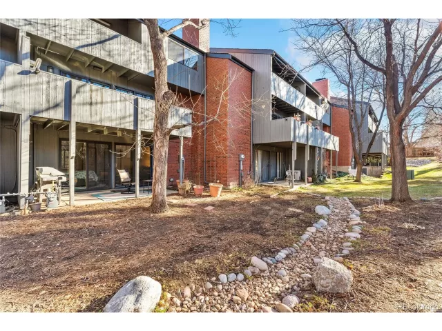 MLS: 5933716 Condo For Sale