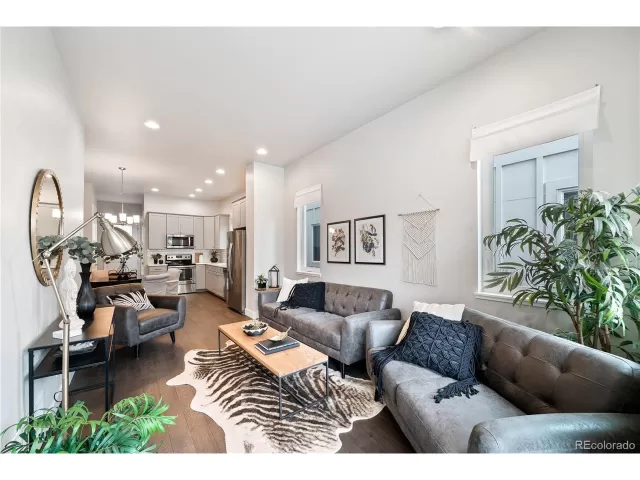 MLS: 6101625 Condo For Sale