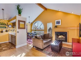 Photo #5: 901500 Listing