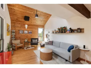 Photo #5: 9066843 Listing