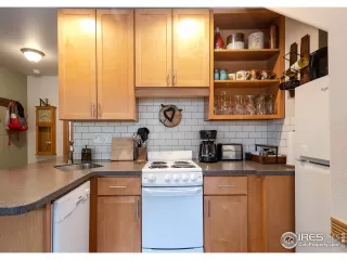 Photo #6: 907908 Listing