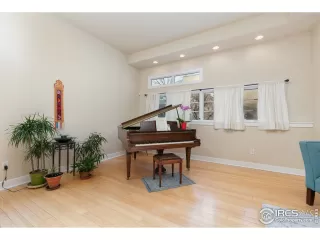 Photo #5: 910976 Listing