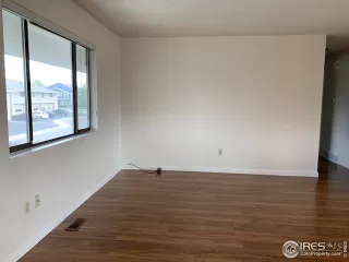 Photo #5: 911772 Listing