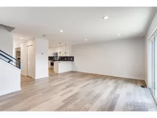 Photo #5: 911785 Listing