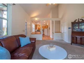 Photo #5: 911855 Listing