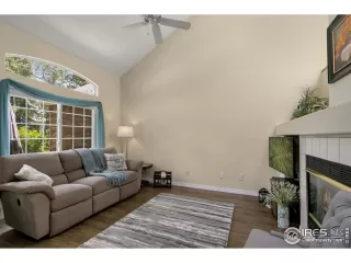 Photo #4: 912957 Listing