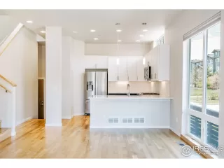 Photo #5: 914942 Listing