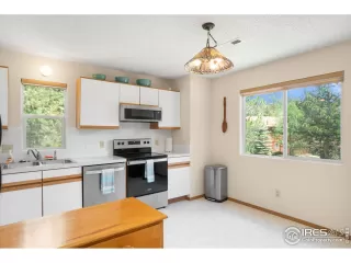 Photo #5: 915400 Listing