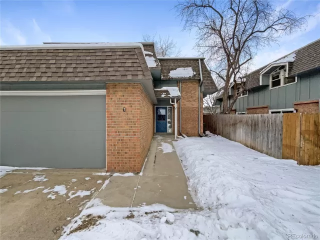 MLS: 9216774 Condo For Sale