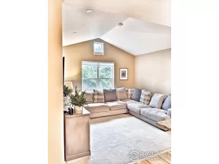 Photo #5: 922100 Listing