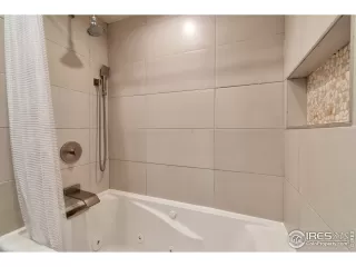 Photo #4: 923972 Listing