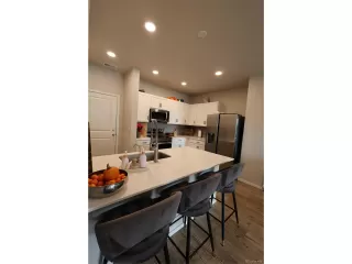 Photo #5: 9300988 Listing