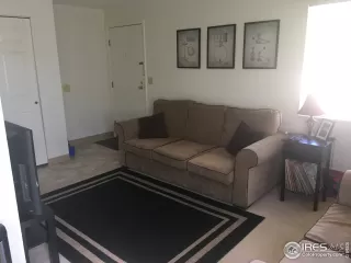 Photo #5: 930400 Listing