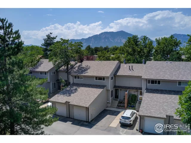 MLS: 947240 Condo For Sale