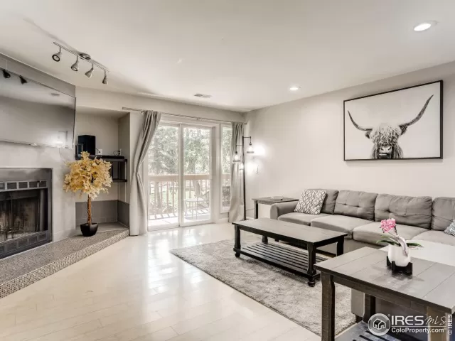 MLS: 947352 Condo For Sale