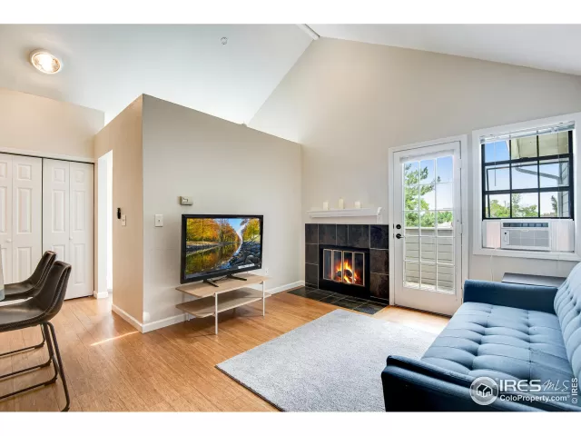 MLS: 947652 Condo For Sale