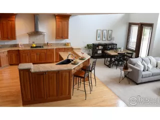 Photo #5: 947882 Listing