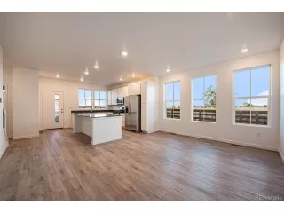 Photo #5: 9660926 Listing