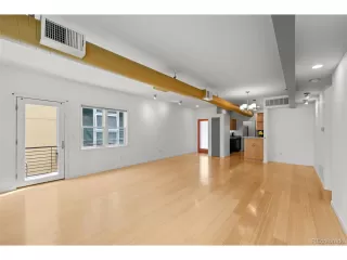 Photo #5: 9661368 Listing