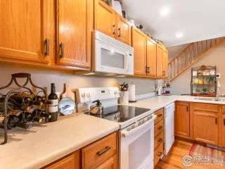 Photo #5: 968400 Listing