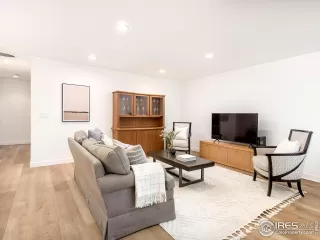 Photo #6: 974789 Listing