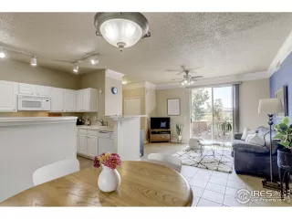 Photo #6: 974831 Listing