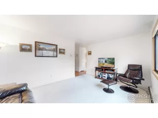 Photo #3: 978000 Listing