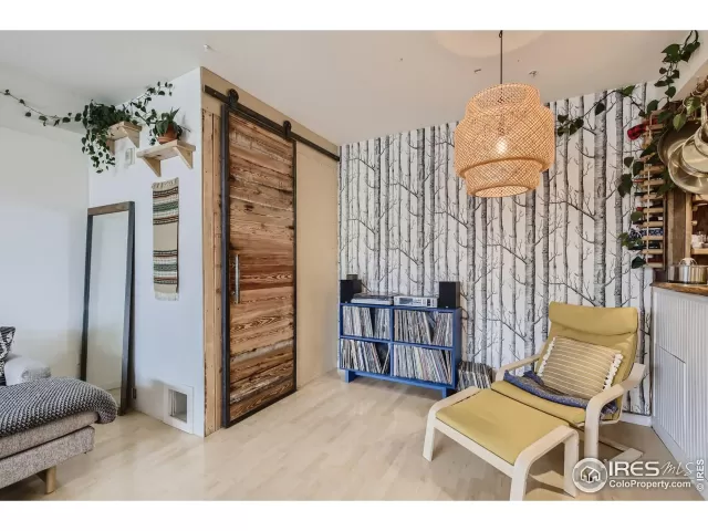 MLS: 979853 Condo For Sale