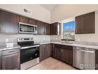 Photo #5: 980419 Listing