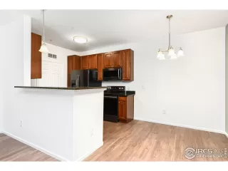 Photo #3: 980601 Listing