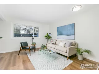 Photo #4: 980828 Listing