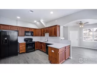 Photo #4: 980937 Listing