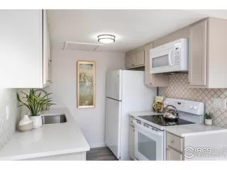 Photo #2: 982000 Listing