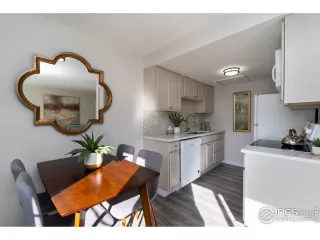 Photo #3: 982000 Listing