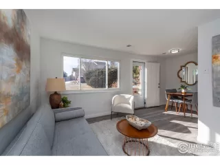 Photo #4: 982000 Listing