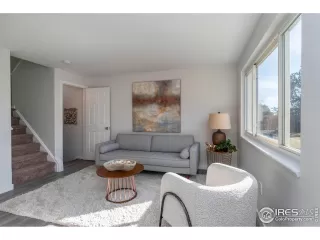 Photo #5: 982000 Listing
