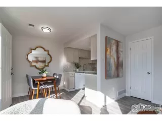 Photo #6: 982000 Listing