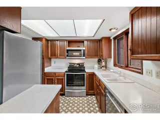 Photo #5: 984216 Listing