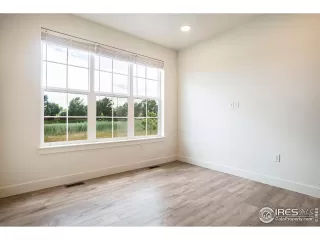 Photo #5: 984282 Listing