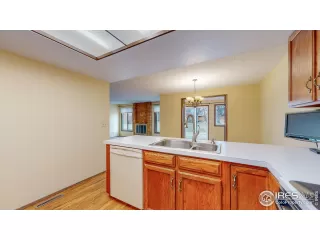 Photo #5: 984837 Listing