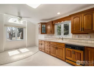 Photo #5: 984940 Listing