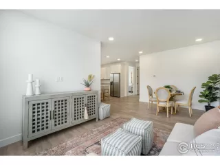 Photo #6: 985200 Listing 