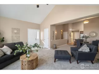 Photo #6: 985301 Listing